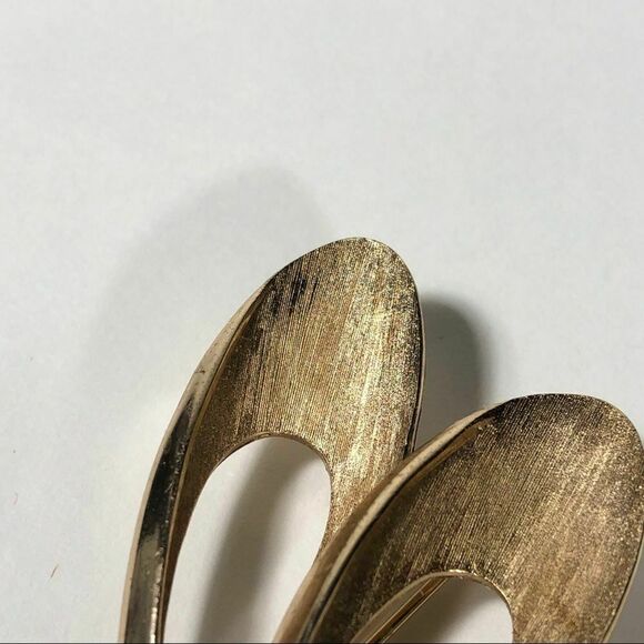 Modernist Trifari Crown Signed Brooch, Gold tone Swirl Swoosh Hat Sweater Pin - Picture 5 of 6